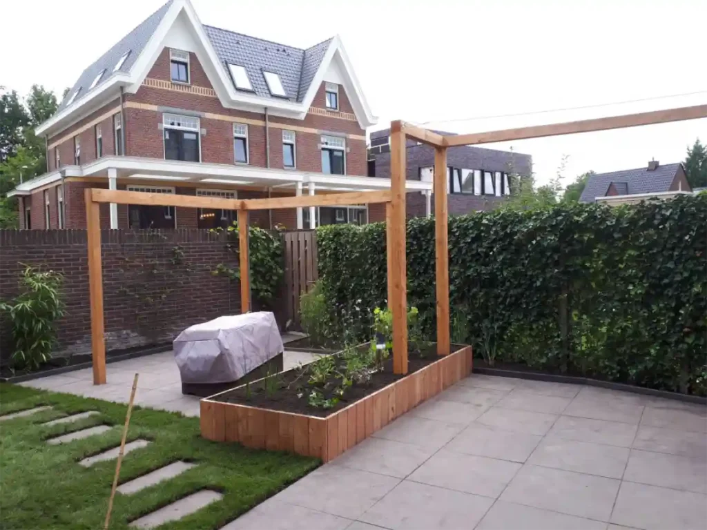 achtertuin aanleg Utrecht, achtertuin met pergola, terras, gazon en verhoogde border