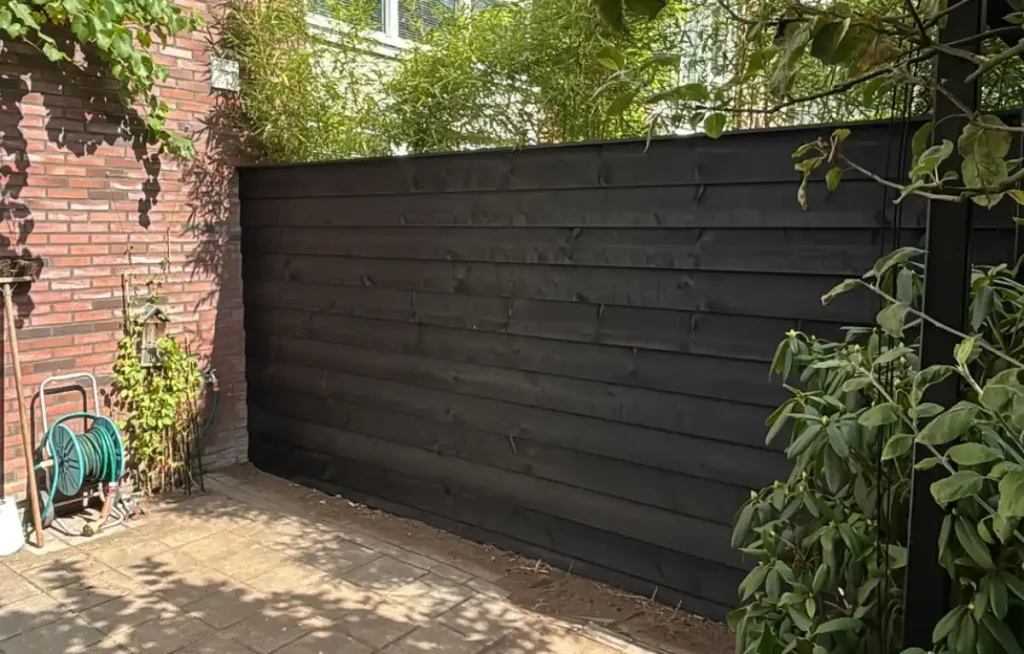 zwarte schutting Utrecht, zwart gebeitst